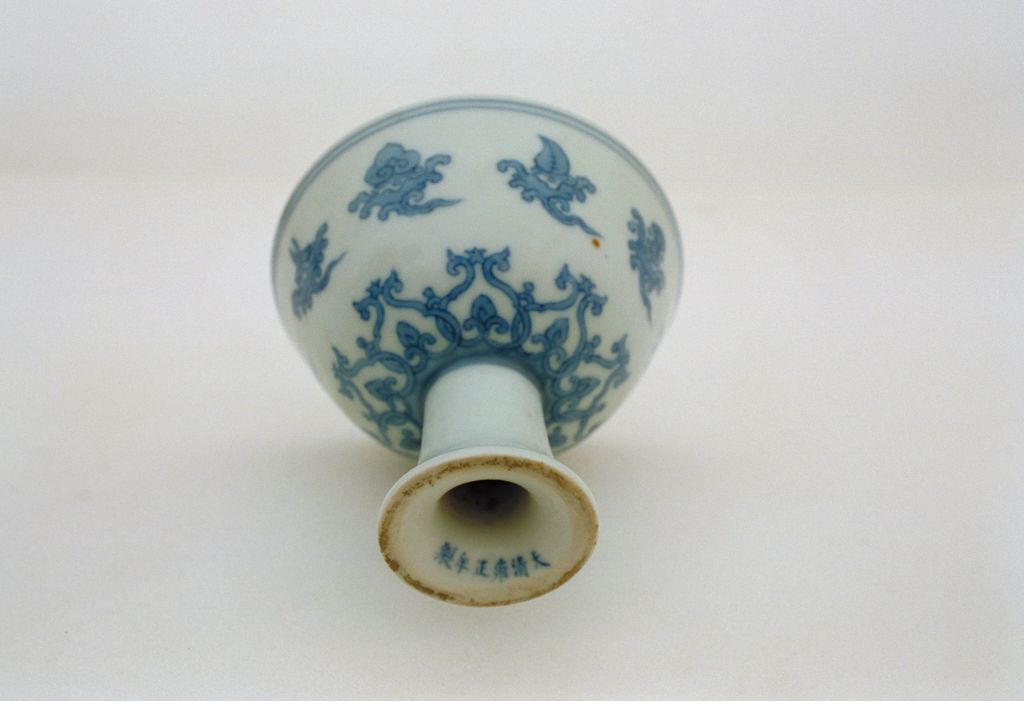 图片[2]-Blue and white eight treasures hook cloud pattern high foot cup-China Archive